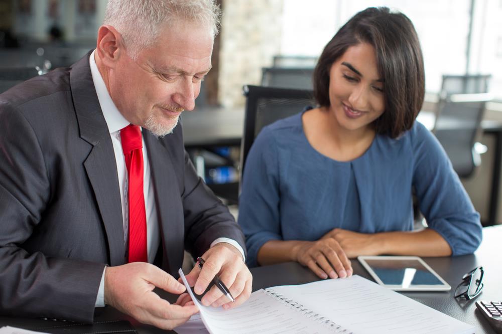 Manager providing supportive feedback to new hire