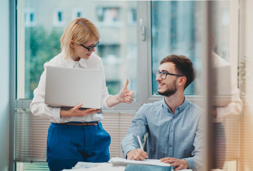 intern receiving positive feedback from his manager in the workplace