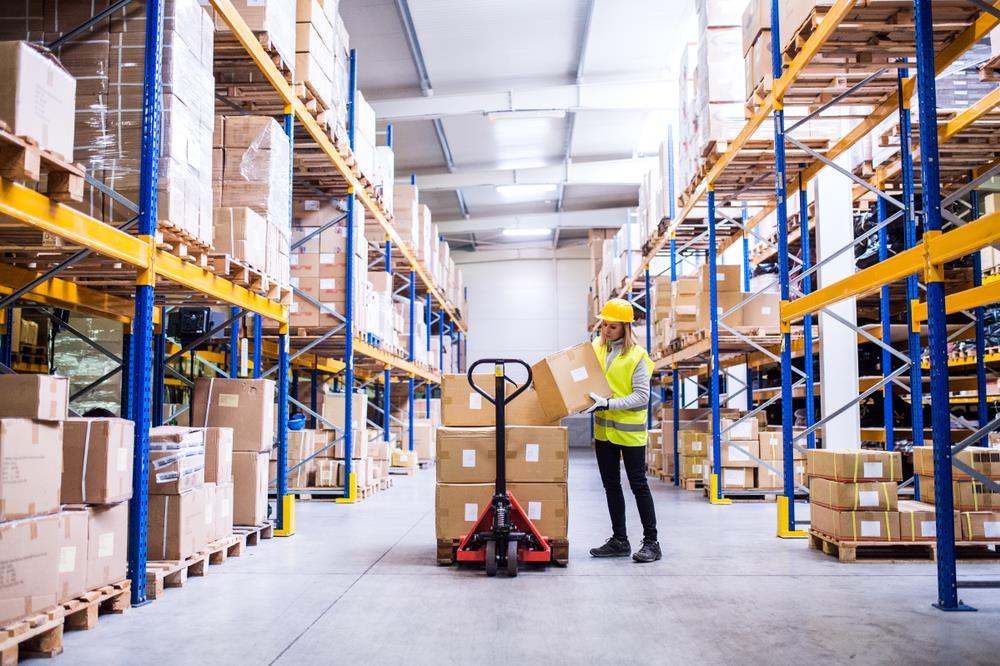 logistics supervisor examining boxes in the warehouse