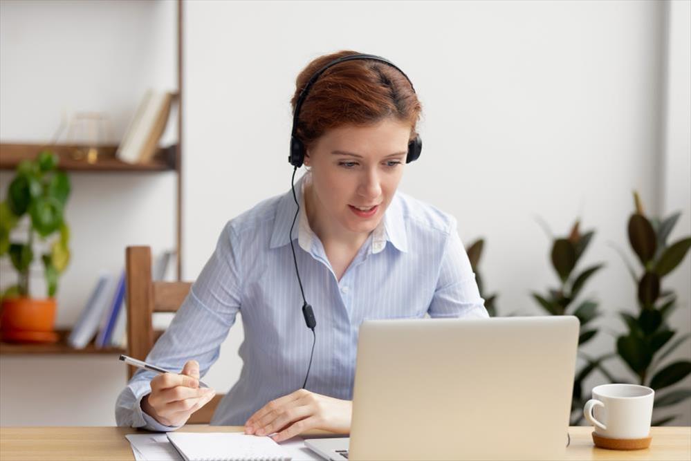 HR professional taking an online course on diversity and inclusion