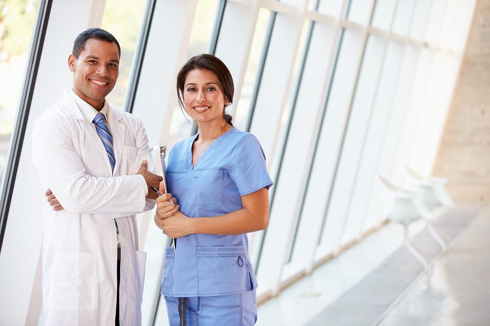 Optometrist standing next to a nurse in a hospital hallway