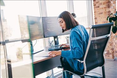 IT freelancer working at her home office