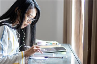 freelancer calculating her rate