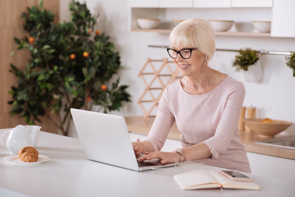 job seeker searching for part-time jobs you can do from home on her laptop