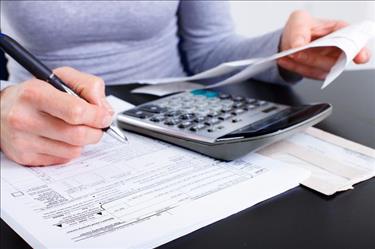 Professional maximizing job search deductions on their taxes