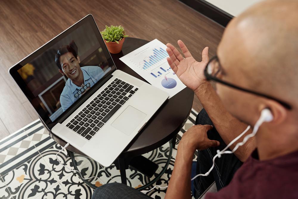 an employee having a virtual one on one meeting with his manager