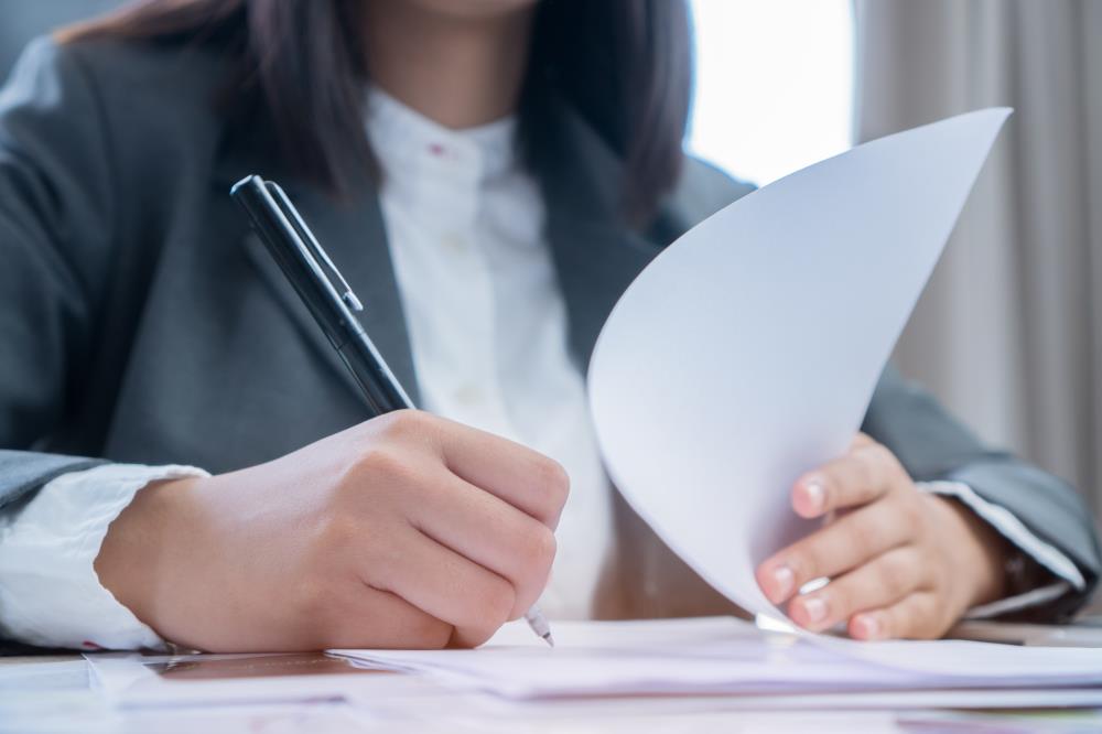 person filling out unemployment benefit paperwork