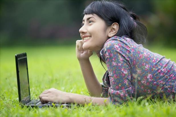 passive job seeker looking at jobs on her computer