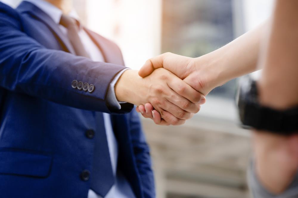 job seeker shaking hands with a new contact