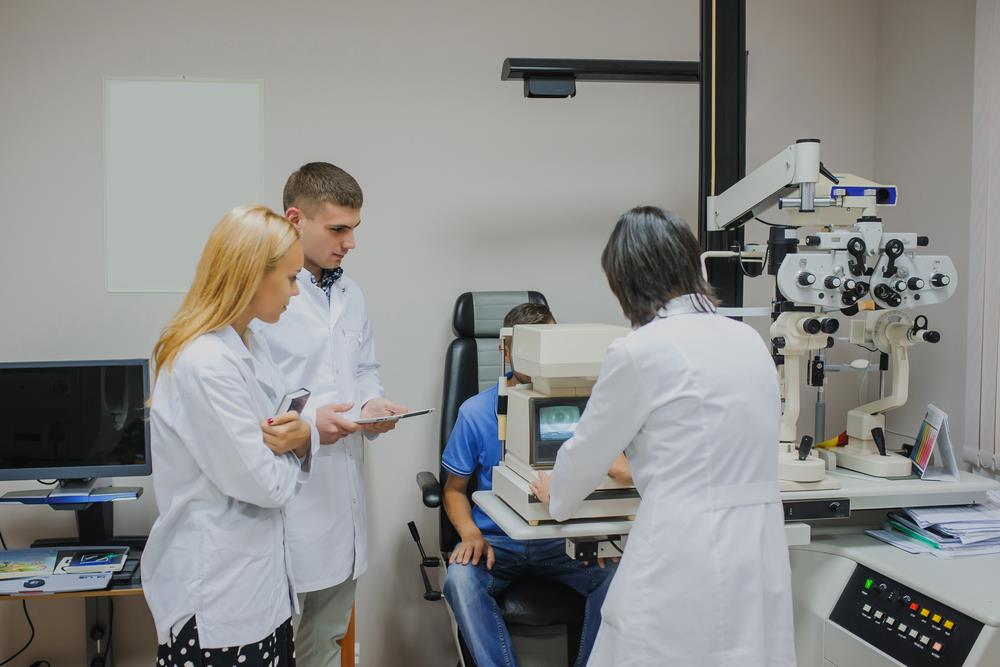 optometry mentees with a mentor in an optometry office