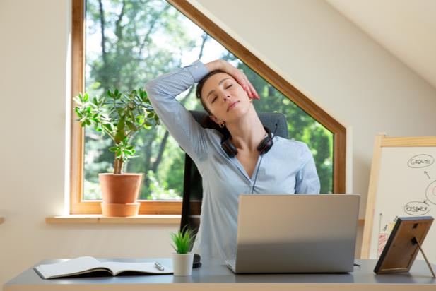 worker with neck pain at desk