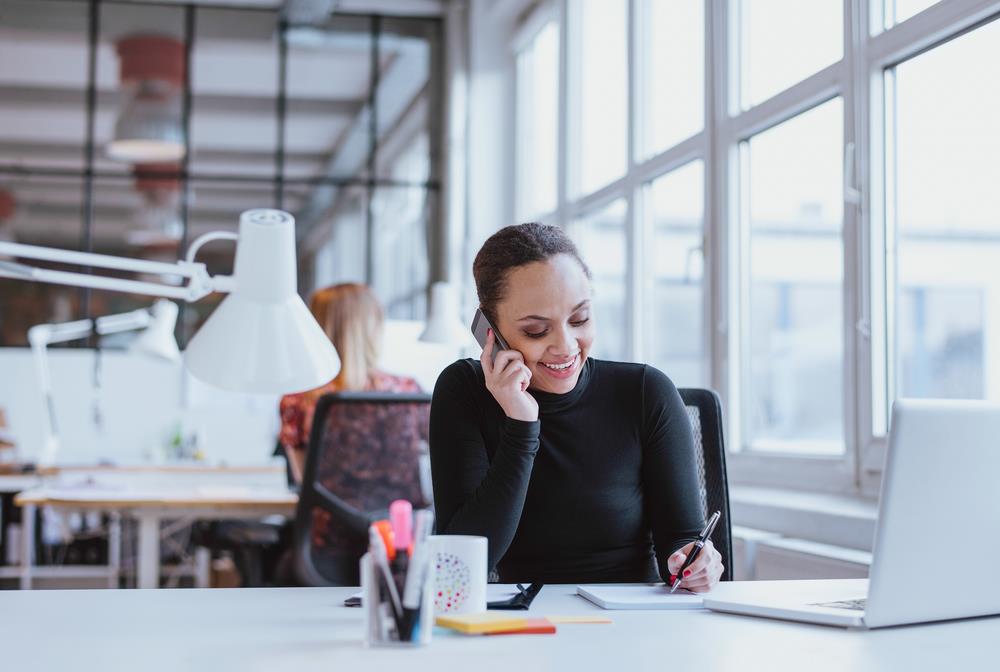 Recruiter calling candidate from her network about a new job opening