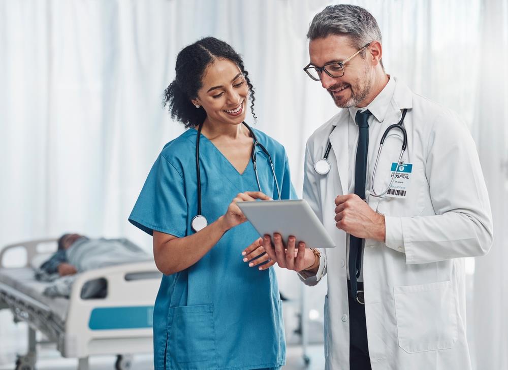 doctor speaking with nurse