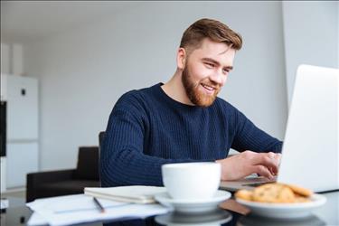 live chat agent at desk