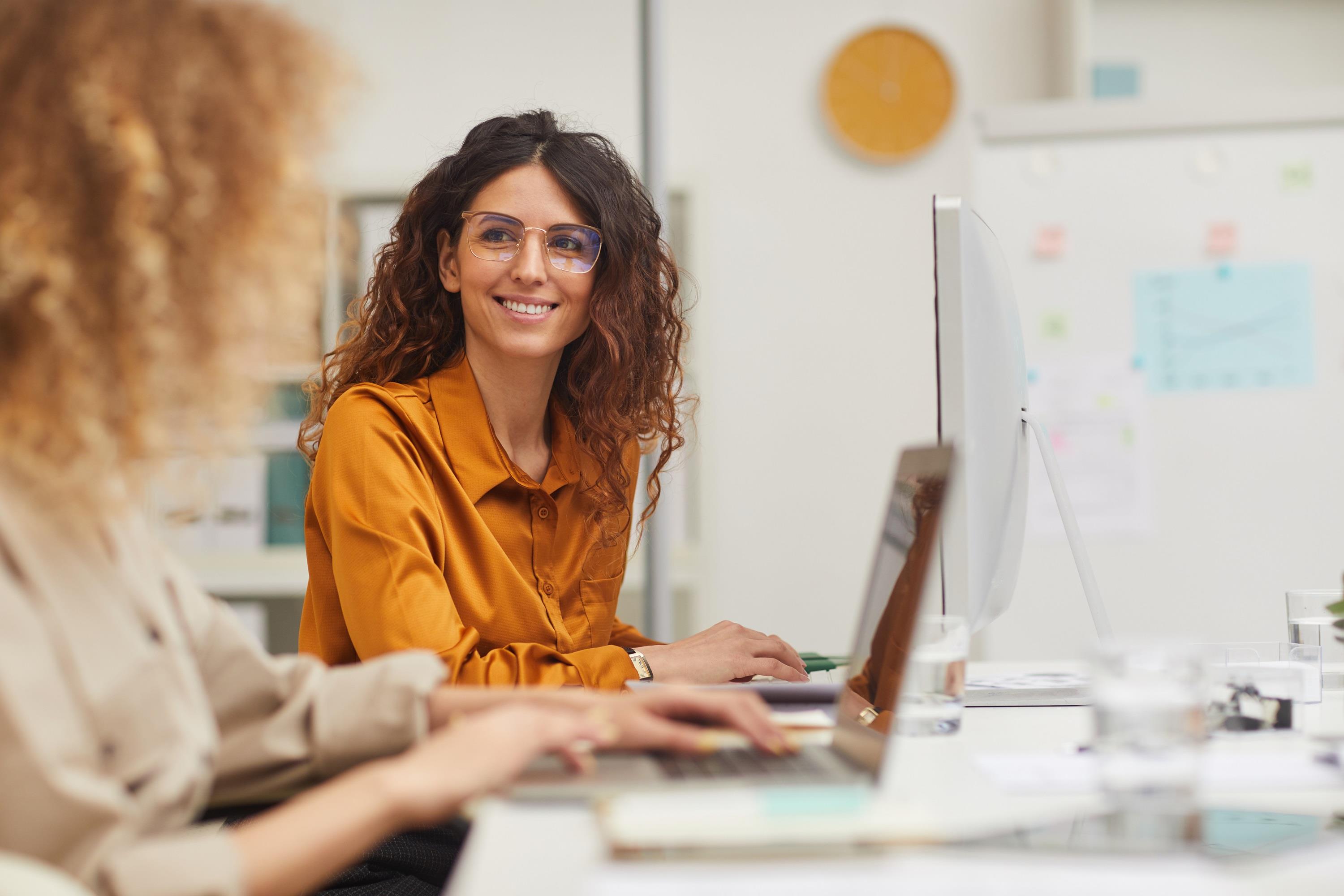 two female colleagues working together