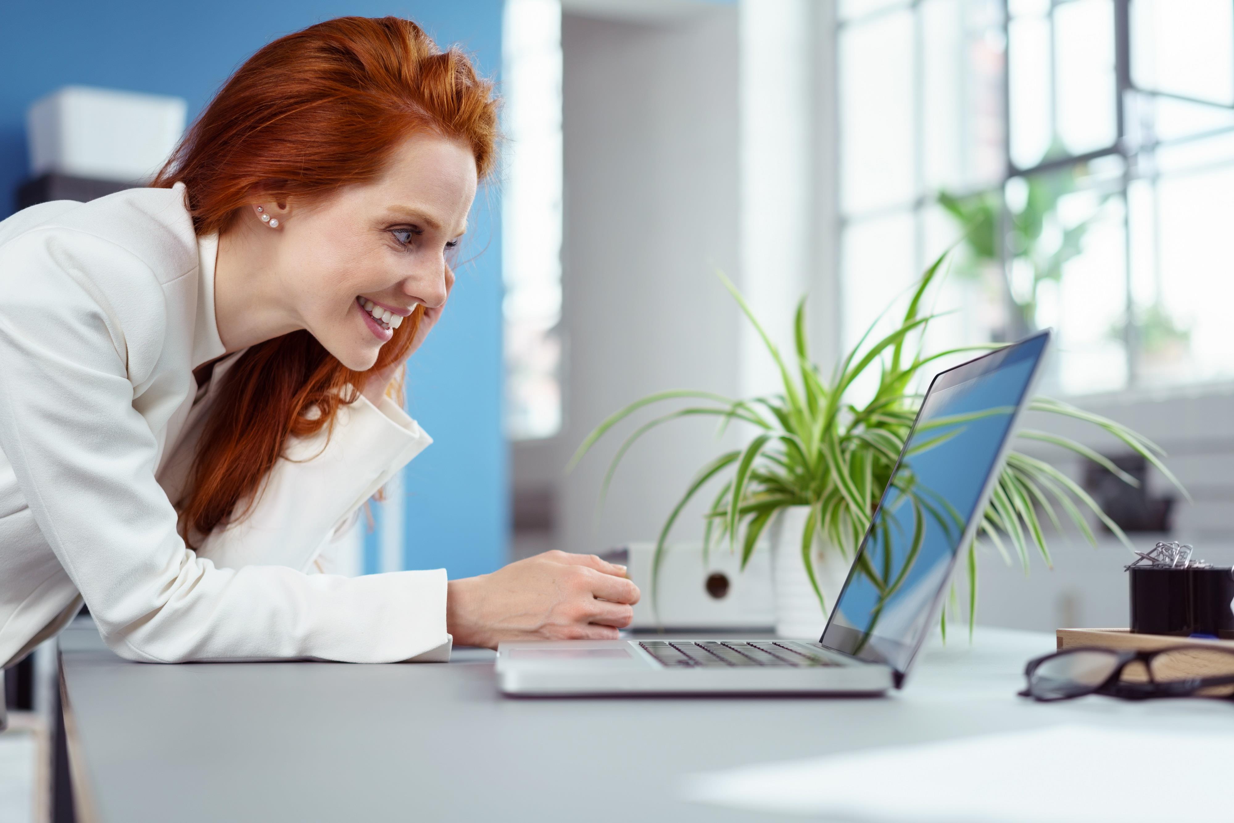 passive candidate at her computer looking at job listings